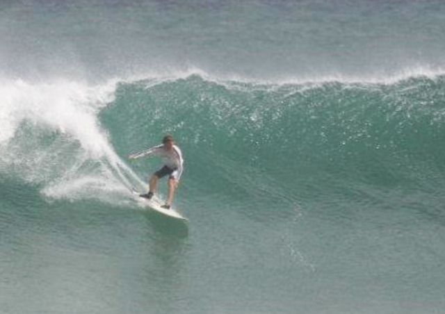 joven en el mar surfeando